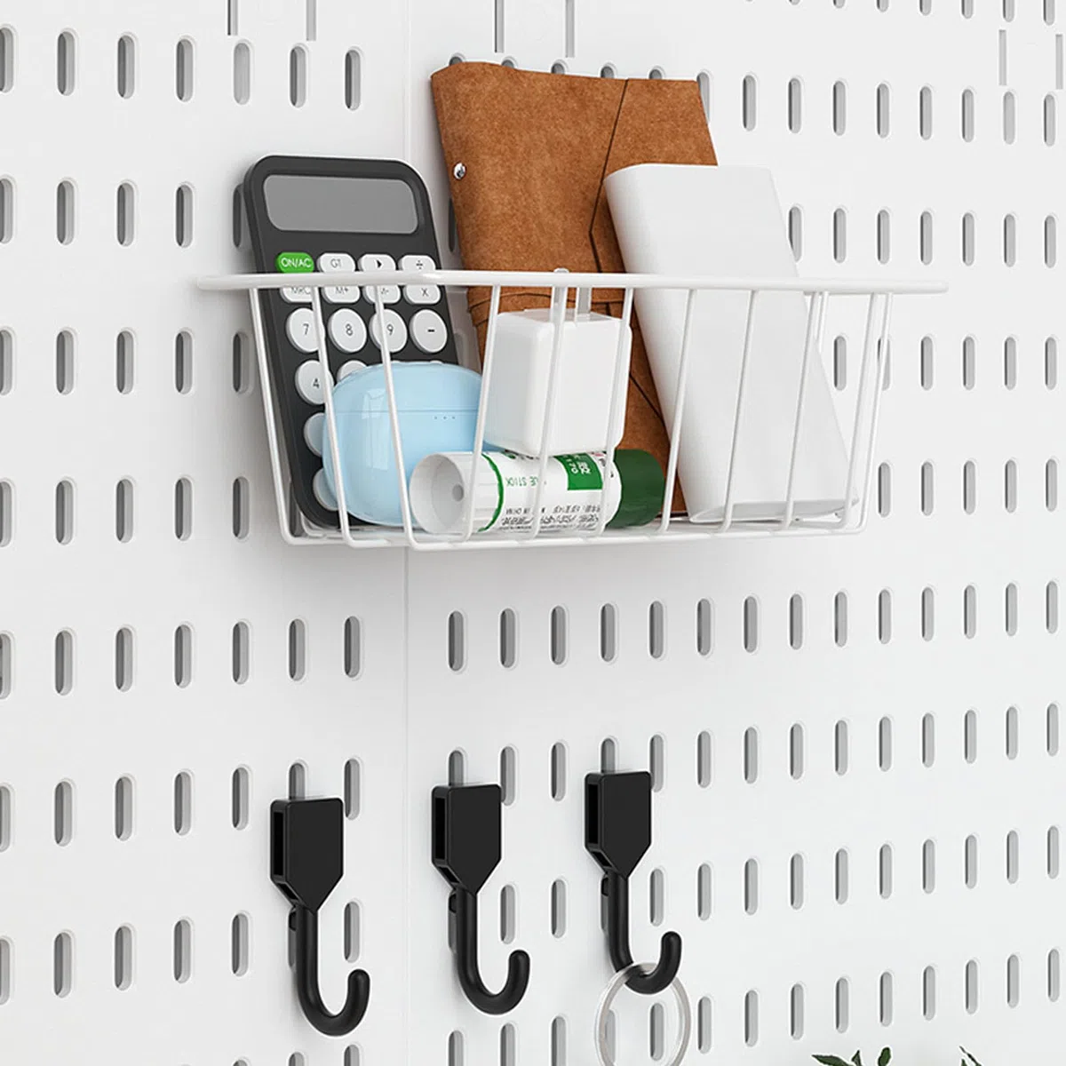 Componentes organizadores modulares de tablero perforado, diseño de tablero de almacenamiento con ranura negra para configuración de escritorio y almacenamiento de artículos pequeños en la pared, de